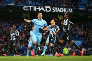 El Kun Agüero ya festeja el gol que abrió la cuenta.