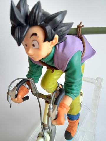 Figura de Goku en bicicleta por Banpresto