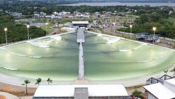 Vista aérea y nocturna de la piscina de olas para el surf Surfland Brasil, con tecnología Wavegarden Cove, durante su inauguración en noviembre del 2023. En Garopaba.