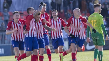 Los jugadores del Atl&eacute;tico B felicitan a Carlos Isaac tras conseguir el 3-2.