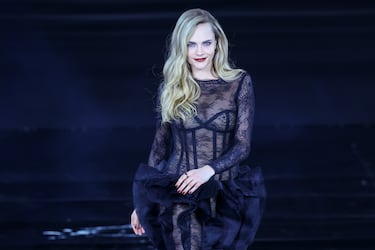 Cara Delevingne presenta una creación durante un desfile público titulado "Libertad. Igualdad. Hermandad. Porque tú lo vales", organizado por el grupo francés de cosméticos L'Oréal, frente al Ayuntamiento de París, como parte de la Semana de la Moda de París.