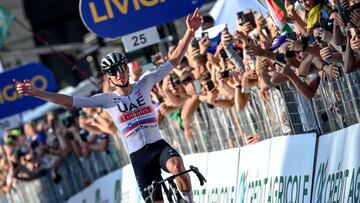 Tadej Pogacar celebra su tercer triunfo consecutivo en el Giro de Lombard¨ªa.