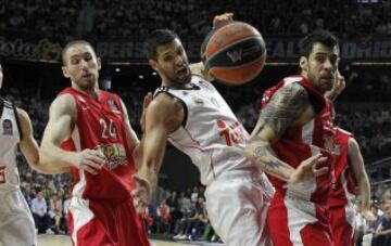 Felipe Reyes lucha por el balón entre Matt Lojeski (24) y Georgios Printezis.