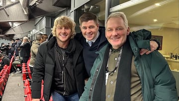 Paddy Pimblett junto a Steven Gerrard en Anfield.