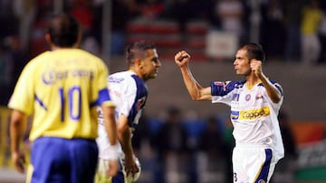 FUTBOL MEXICANO CLAUSURA 2006
MEXSPORT DIGITAL IMAGE
02 February 2006: Action photo of Josep Guardiola of Dorados Culiacan (R) celebrating the 2-0 victory over America during week 3 game of the 2006 Torneo de Clausura./Foto de accion de Josep Guardiola de Dorados Culiacan (D) celebrando la victoria de 2-0 sobre America durante juego de la semana 3 del Torneo de Clausura 2006. MEXSPORT/OMAR MARTINEZ