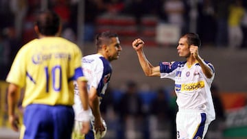 FUTBOL MEXICANO CLAUSURA 2006
MEXSPORT DIGITAL IMAGE
02 February 2006:  Action photo of Josep Guardiola of Dorados Culiacan (R) celebrating the 2-0 victory over America during week 3 game of the 2006 Torneo de Clausura./Foto de accion de Josep Guardiola de Dorados Culiacan (D) celebrando la victoria de 2-0 sobre America durante juego de la semana 3 del Torneo de Clausura 2006. MEXSPORT/OMAR MARTINEZ