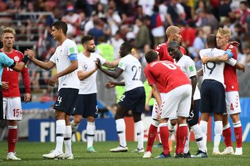 Las dos selecciones se despiden al final del partido.