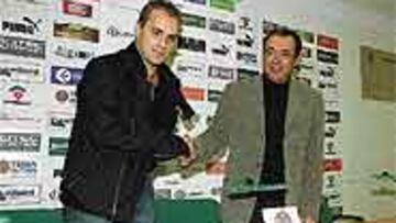 <B>PRESENTADO</b>. El doctor Viñuales tomó posesión de su cargo y hoy ya viajará con el equipo.