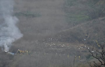 Bomberos en el lugar del accidente aéreo en Calabasas.sas.