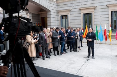 El president de la Generalitat Valenciana, Juanfran Pérez Llorca, durante el acto de izado solemne de la Bandera Nacional con motivo del Día de la Constitución.