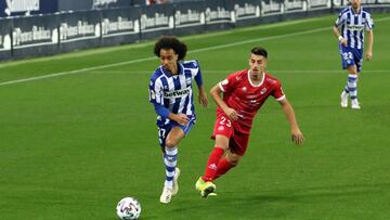 Tavares ante Iv&aacute;n L&oacute;pez en La Rosaleda.
 