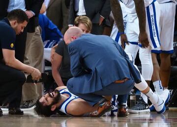 Omri Casspi, instantes despus de torcerse el tobillo.