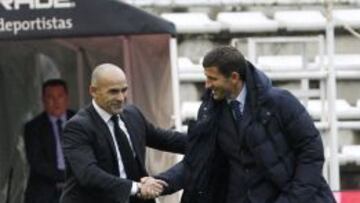 El entrenador del Rayo Vallecano, Paco Jemez, saluda a Javier Gracia, del Málaga durante el partido de la vigésima octava jornada de liga de Primera División que se juega en el Campo de Fútbol de Vallecas.