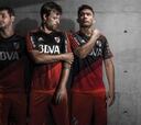 Teófilo Gutiérrez luce la nueva camiseta de River Plate