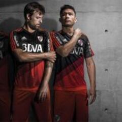 Teófilo Gutiérrez luce la nueva camiseta de River Plate