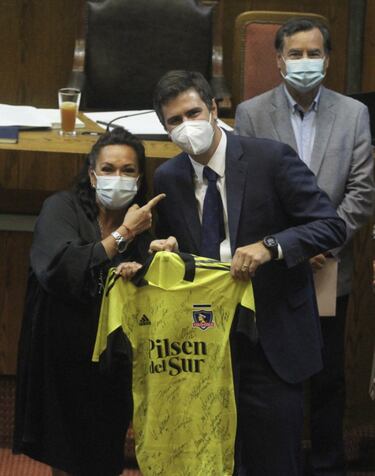 Un diputado dejó el cargo y recibió una camiseta firmada por todo el plantel de Colo Colo