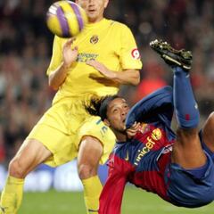 El Camp Nou ya no sabía ni qué hacer: aquella chilena mágica de Ronaldinho al Villarreal