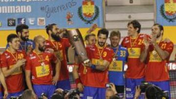 Ra&uacute;l Entrerr&iacute;os, con el trofeo de campeones del torneo.