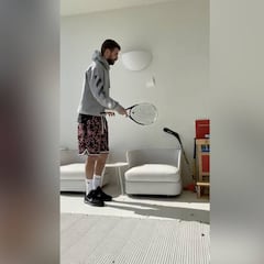 Piqué se inventa un nuevo reto y pone a grabarle a Shakira, que le comenta a la vez...