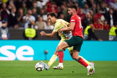 1-2. Centro de Pedri que conecta con Mikel Oyarzabal, y con la derecha toca el balón ligeramente para superar a Diogo Costa.