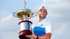 Sergio Garc&iacute;a posa con el trofeo de ganador del AT&amp;T Byron Nelson.