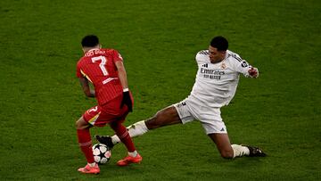 LIVERPOOL, ENGLAND - NOVEMBER 27: (THE SUN OUT, THE SUN ON SUNDAY OUT) Luis Diaz of Liverpool competing with Jude Bellingham of Real Madrid during the UEFA Champions League 2024/25 League Phase MD5 match between Liverpool FC and Real Madrid C.F. at Anfield on November 27, 2024 in Liverpool, England. (Photo by Andrew Powell/Liverpool FC via Getty Images)