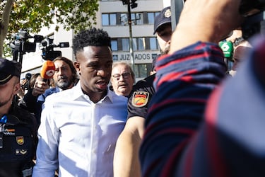 El jugador de fútbol Vinicius Jr. a su salida tras declarar por los insultos racistas recibidos en Mestalla.