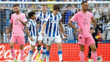 Los jugadores de la Real Sociedad celebran el primer gol del equipo donostiarra durante el encuentro correspondiente a la sexta jornada de Primera Divisi¨®n.