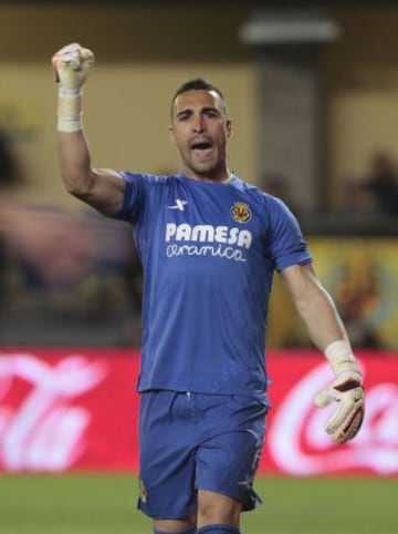 Sergio Asenjo celebra el haber detenido un penalti a Aduriz.