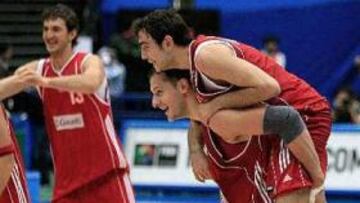 <b>A POR EL QUINTO PUESTO. </b>Los jugadores de Turquía celebran su victoria frente a Lituania.