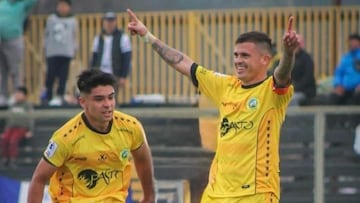 Bastián Farías (izquierda) celebra un gol con José Luis Silva.