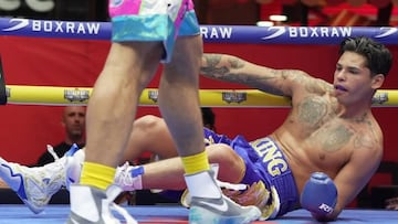 Ryan García en el suelo tras el golpe de Rolando Romero.
