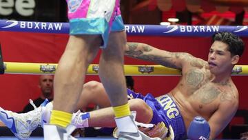Ryan García en el suelo tras el golpe de Rolando Romero.