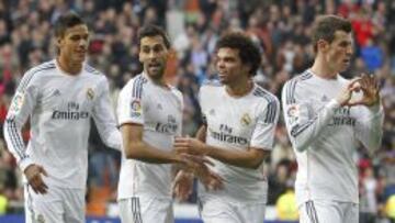 Los jugadores del Madrid celebran su triunfo ante el Elche.
