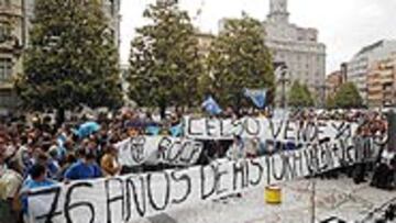 <B>PIDEN SOLUCIONES</B>. Los aficionados del Oviedo se echaron a la calle para pedir una solución a la crisis.