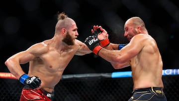 Glover Teixeira y Jiri Prochazka intercambian golpes durante su combate.