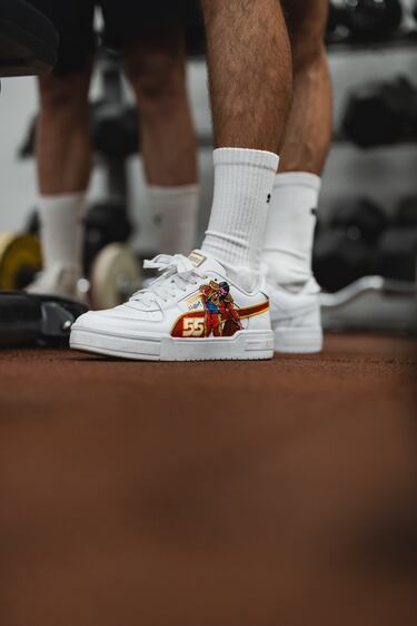 En el automovilismo, hablar de El Matador es hablar de Carlos Sainz padre, bicampeón del mundo de rallys y cuatro
veces ganador del Dakar. Sin embargo, es Sainz hijo quien viste estas deportivas personalizadas con inspiración taurina
en uno de sus entrenamientos de pretemporada. Puma es patrocinador de Williams y el número 55 despeja las dudas.