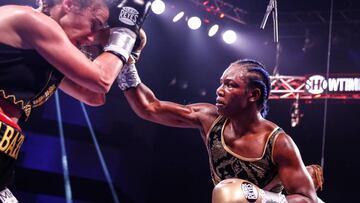 Claressa Shields golpea a Ivana Habazin.