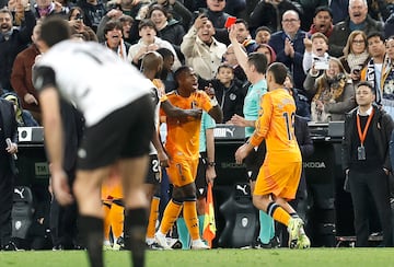 El colegiado del encuentro, Csar Soto Grado, mostrando la tarjeta roja al jugador brasile?o del Real Madrid.