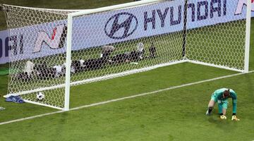 David De Gea, portero espa?ol, se lamenta de no haber podido parar el bal¨®n que acaba en gol de Cristiano Ronaldo durante el partido de fase de grupos entre Espa?a y Portugal.