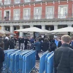 Enfrentamientos en la plaza mayor entre hinchas del Chelsea y del Manchester City