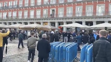Enfrentamientos en la plaza mayor entre hinchas del Chelsea y del Manchester City