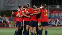 LAS ROZAS (MADRID), 02/09/2022.- La defensa de la selección española de fútbol Irene Paredes (c) celebra con sus compañeras su gol durante el partido clasificatorio para el Mundial femenino 2023 que las selecciones de España y Hungría juegan hoy viernes en Las Rozas, Madrid. EFE/ Kiko Huesca
