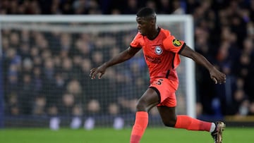 LIVERPOOL, ENGLAND - JANUARY 03: Moises Caicedo of Brighton and Hove Albion on the ball during the Premier League match between Everton FC and Brighton & Hove Albion at Goodison Park on January 3, 2023 in Liverpool, United Kingdom. (Photo by Richard Sellers/Getty Images)