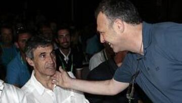 <b>DE VUELTA. </b>Caparrós saluda ayer en Sevilla a Pablo Alfaro y Antonio Álvarez, quien apostó por el regreso del utrerano como lo mejor.