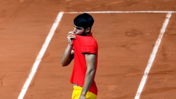 Carlos Alcaraz se besa la camiseta.