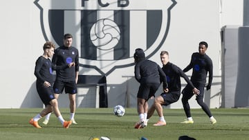 Fermín, Lewandowski, Koundé, Olmo y Balde, en un rondo durante el entrenamiento de ayer en la Ciutat Esportiva.