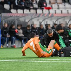 Juanmi sufre una distorsión grave en su tobillo izquierdo