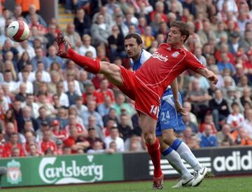 El donostiarra pasó cinco temporadas en el Liverpool donde conquistó a la afición formando una sociedad en el medio del campo con Gerrard inigualable. Como su compañero, lo ganó todo con el Liverpool, siendo incluso uno de los héroes de la Champions de 2005, menos la Premier League.