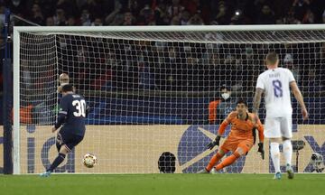 Courtois le paró un penalti a Messi.